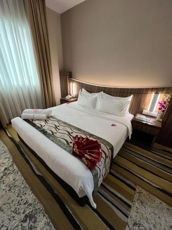 Nova Hotel Miri Esterno foto